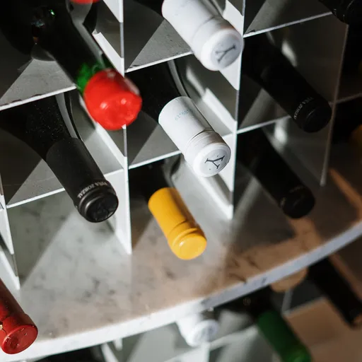 Bottiglie di vino su un tavolo di legno