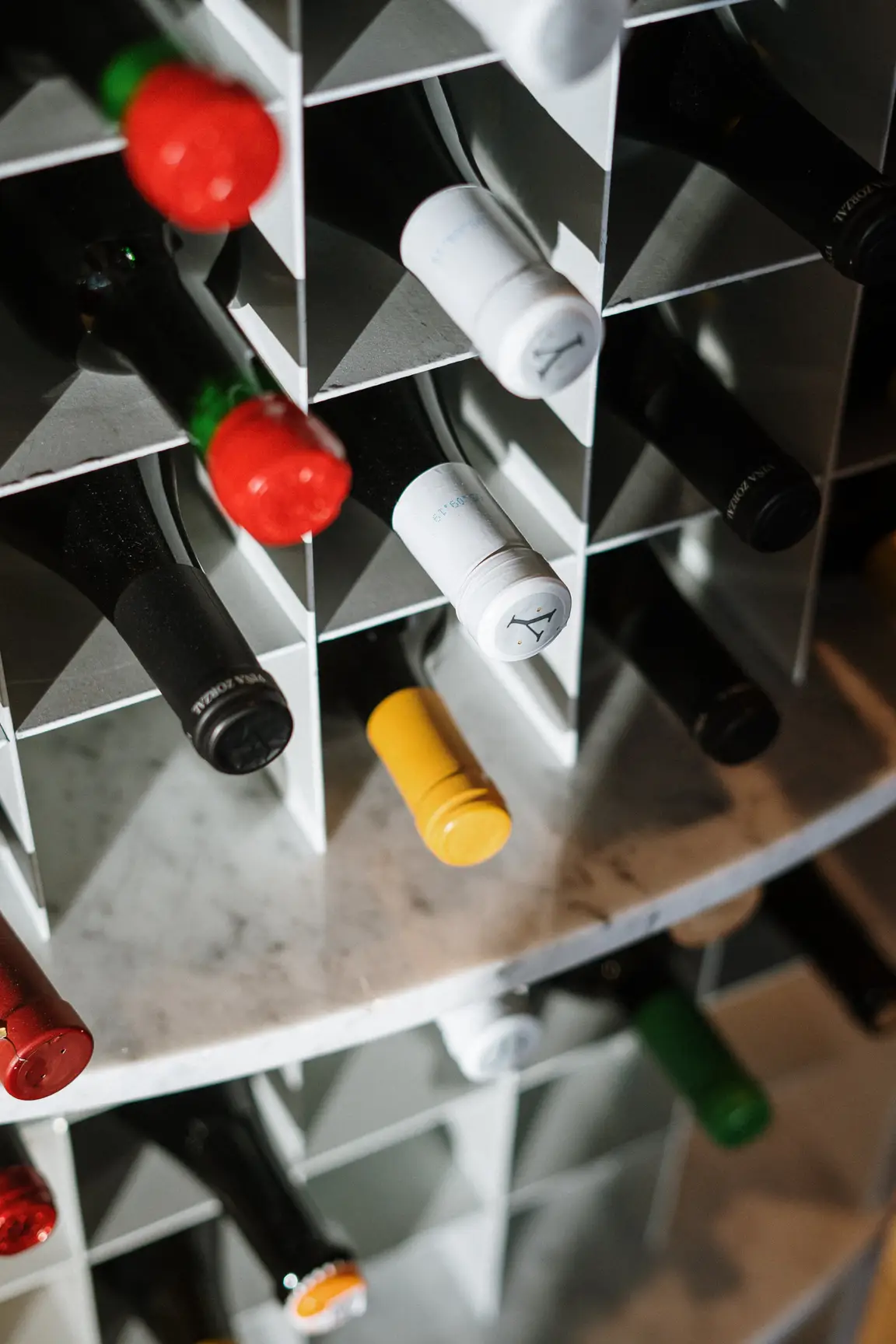 Bottiglie di vino su un tavolo di legno