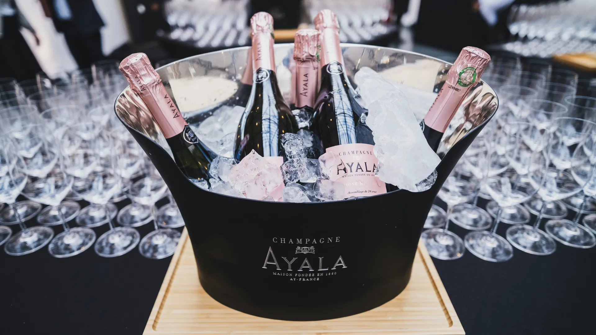 Esplorando il mondo dello champagne: tipi, bottiglie, dosaggi, temperature e le migliori annate