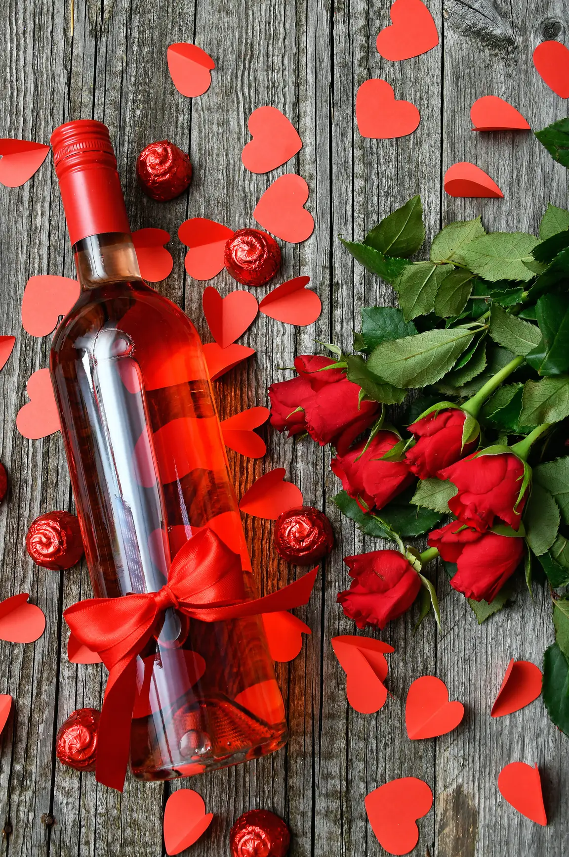 Due calici di vino rosso su uno sfondo rosso