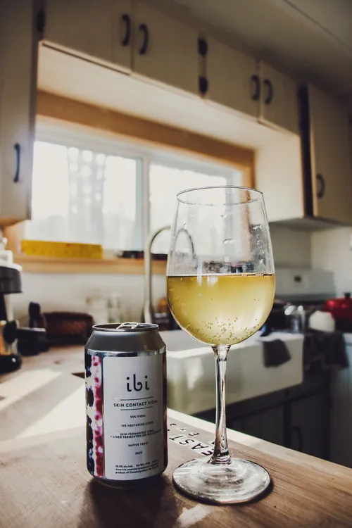 Negli ultimi anni, il vino in lattina sta guadagnando sempre più popolarità